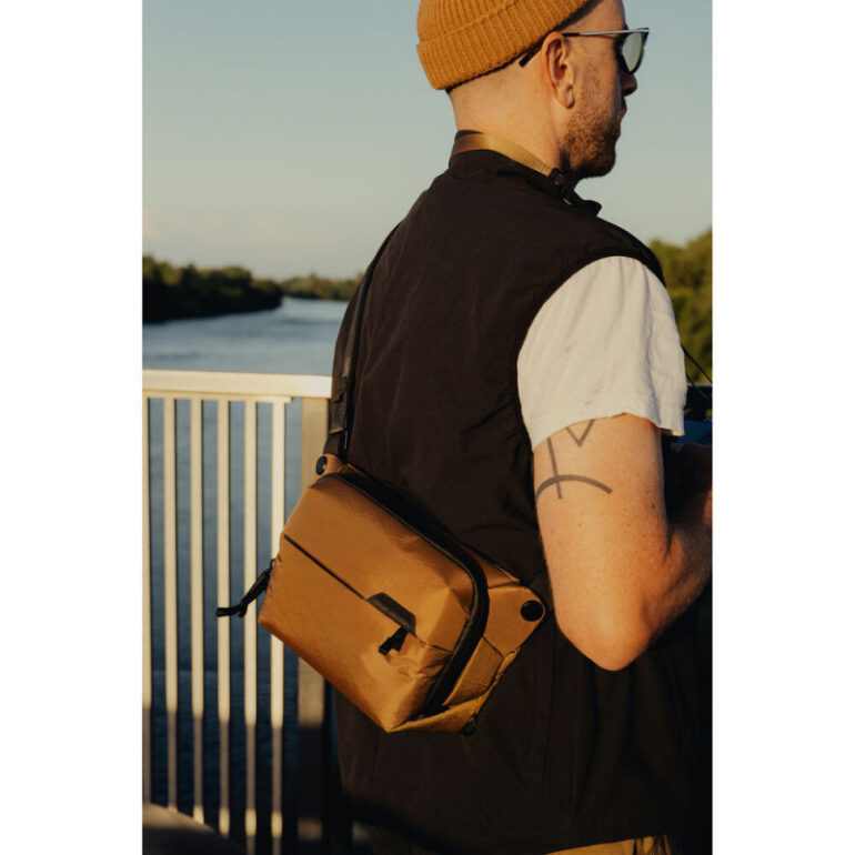 PEAK DESIGN EVERYDAY SLING 3L V3 COYOTE – Image 8