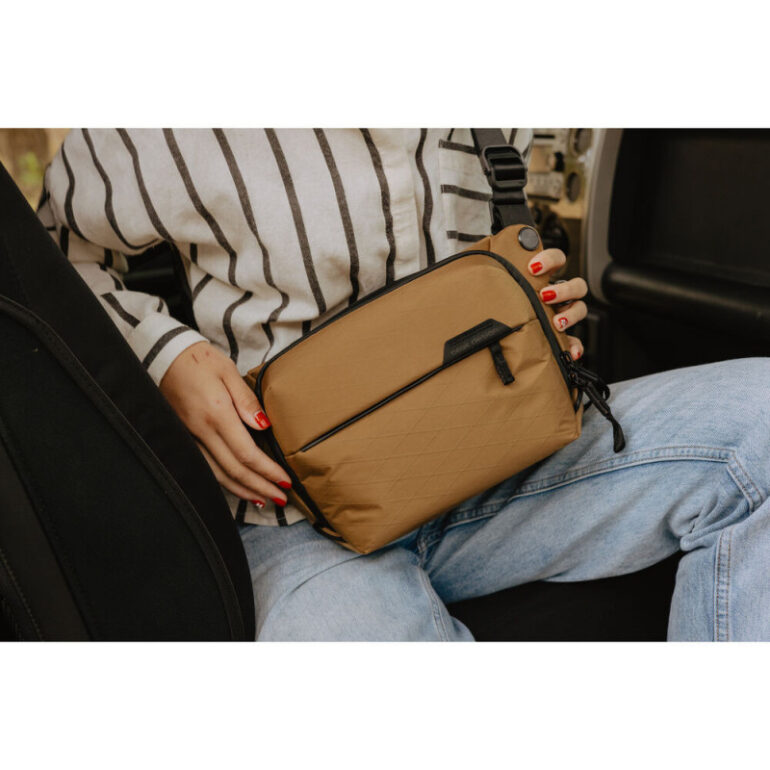 PEAK DESIGN EVERYDAY SLING 6L V3 COYOTE – Image 6