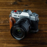 Smallrig Plaque de montage en L avec poignée en bois pour FUJIFILM X-T30 / X-T30 II / X-T30 III (Argent Charbon) 5668 – Image 6